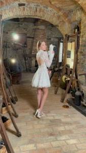 Abito da sposa corto in pizzo e cristalli